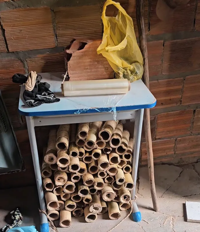 Máquinas, ferramentas e insumos usados na confecção dos explosivos também foram confiscados na zona rural do município - 03/06/2026 - Fonte/Crédito: ASCOM PCBA