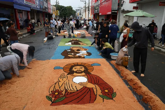 Tapetes de Corpus Christi transformam ruas de Feira de Santana em cenário de fé e devoção