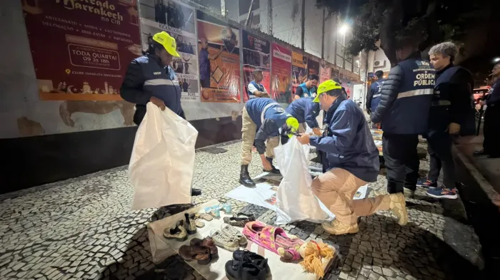 Operação conjunta em Copacabana e Botafogo aplica R$ 21 mil em multas por ocupação indevida de calçadas