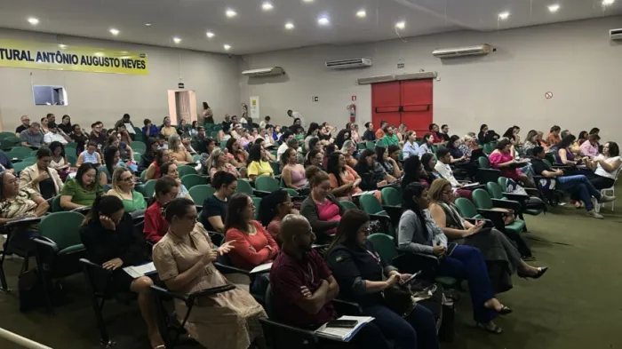 Participantes recebem orientações sobre a Matrícula Inicial, os novos campos dos questionários de Escola, Aluno, Profissional Escolar e Gestor Escolar, além de conceitos, relatórios e funcionalidades do Sistema Educacenso