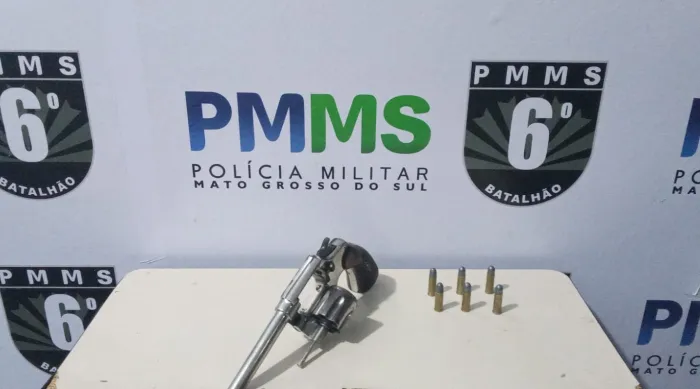 POLÍCIA MILITAR IMPEDE POSSÍVEL TRAGÉDIA E PRENDE HOMEM ARMADO APÓS AMEAÇAS EM CORUMBÁ