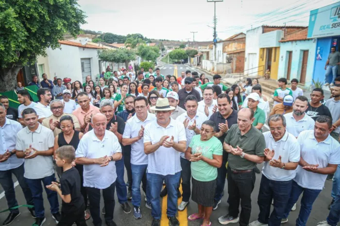 Rafael Fonteles inaugura asfaltamento de ruas em Vera Mendes e anuncia 14º salário para servidores de escola estadual