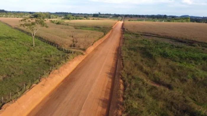 Rodovia 457 passa por manutenção completa, melhorando as condições de trafegabilidade na região do Vale do Jamari