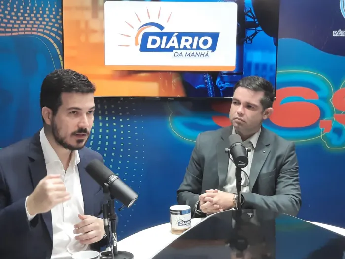 Ricardo Cruz (e) e Ronald Segundo durante a entrevista do quadro Tribuna do Consumidor