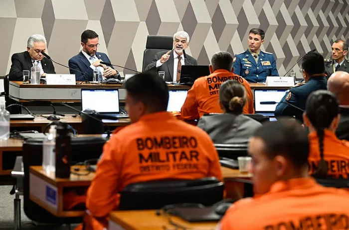 Humberto Costa (ao centro) na audiência com representantes de bombeiros militares e gestores de saúde pública - Foto: Carlos Moura/Agência Senado