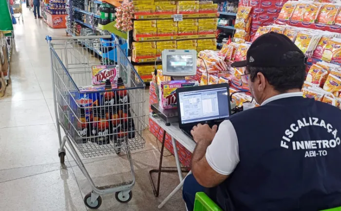 Ação tem como objetivo verificar no estabelecimento e também coletar amostras de produtos de higiene e limpeza para conferir se atendem às normas estabelecidas pela legislação vigente - Foto: Brenda Ramos/Governo do Tocantins