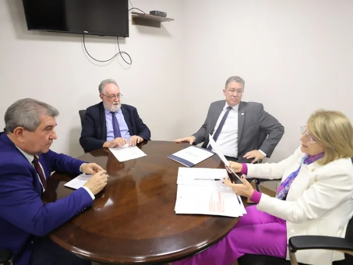 Reunião ocorreu após as sessões plenárias desta segunda-feira (8). - Foto: Valdir Amaral/Alep