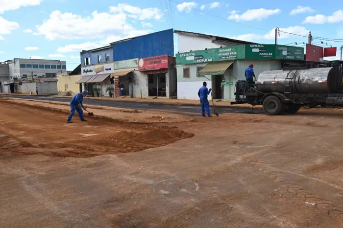 Emurc executa imprimação na Avenida Francisco Sabino. Pavimentação está prevista para esta terça