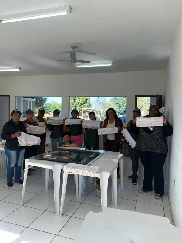 Secretaria da Mulher realiza curso de Artesanato em Linha Fina para mulheres do Distrito Debrasa
