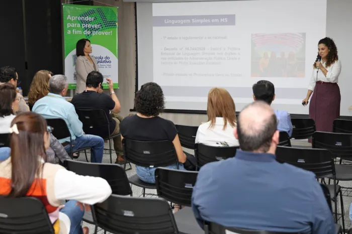 Simples sem ser simplória: ALEMS promove palestra que aproxima linguagem legislativa do cidadão
