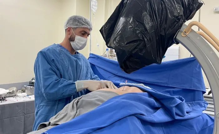 Hospital Celso Ramos realiza primeiro procedimento combinado de medicina regenerativa para tratamento de dor crônica