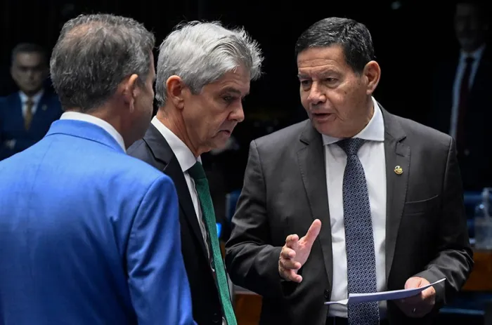 Hamilton Mourão (à dir., com Jaime Bagatolli e Rogério Marinho) defendeu aprovação da autorização - Foto: Carlos Moura/Agência Senado
