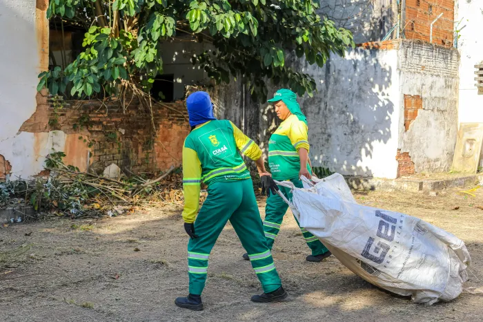 Prefeitura de Cuiabá remove sete toneladas de lixo de condomínio interditado por risco à saúde pública