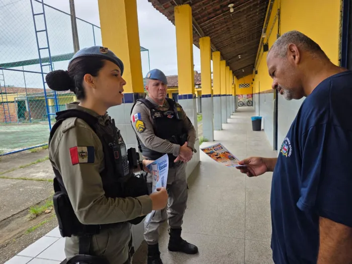 Estão sendo distribuídos panfletos com orientações de alerta aos sinais dados por crianças e adolescentes vítimas de abuso e exploração sexual - Ascom PM-AL