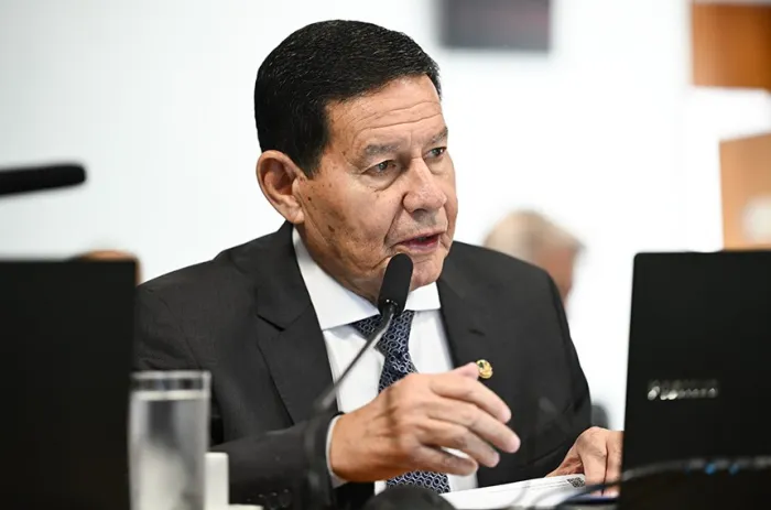 O senador Hamilton Mourão leu o relatório do senador Marcio Bittar - Foto: Saulo Cruz/Agência Senado