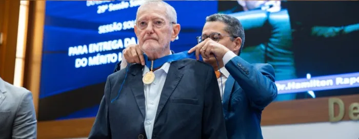 Assembleia Legislativa homenageia o médico psiquiatra Hamilton Raposo com a Medalha Jackson Lago