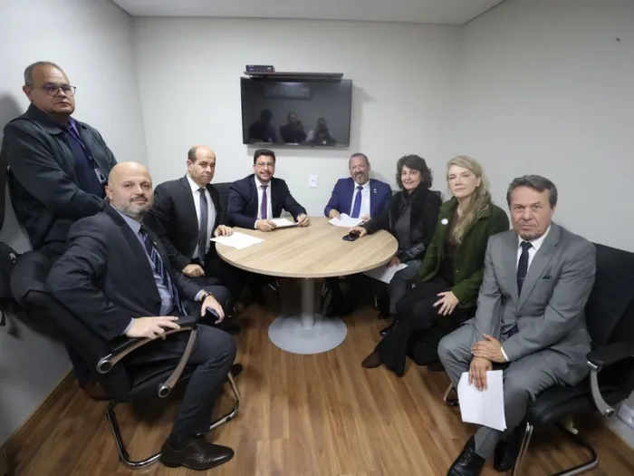 Ofício foi entregue durante reunião da Comissão, realizada na segunda-feira (8). - Foto: Valdir Amaral/Alep