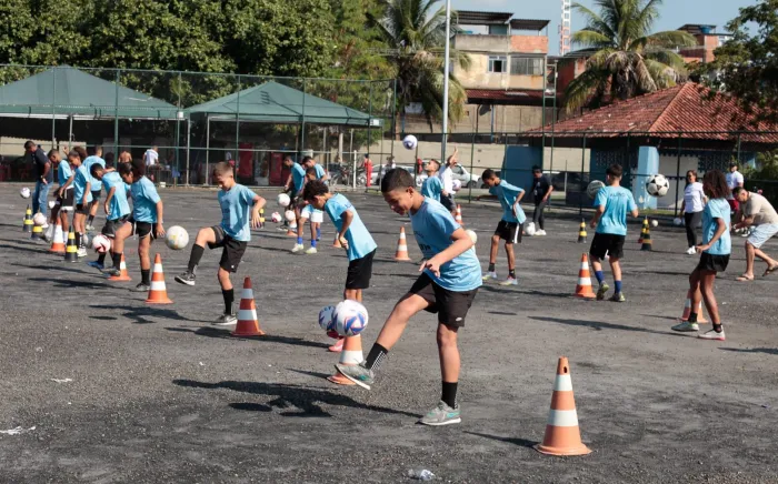 Novo recorde de embaixadinhas com alunos da Vila Olímpica de Ramos é reconhecido pelo Guinness