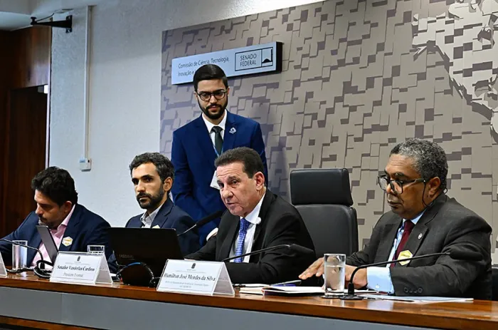 Brasil ganha ao atrair data centers, mas expansão exige regras, aponta debate