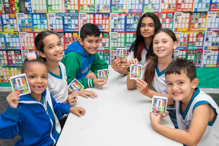 Figurinhas da Copa: projeto da EM Isaura Campos permite que alunos colecionem álbum