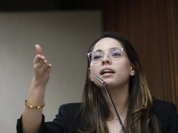 Deputada Ana Júlia (PT) protocola requerimento sobre falhas na merenda escolar e afastamento de direção em colégio estadual