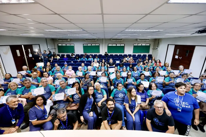 Inclusão digital transforma rotina de idosos e Prefeitura celebra formatura de mais 45 alunos em João Pessoa