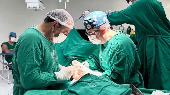 Dois cirurgiões de mão atuaram simultaneamente em procedimento de alta complexidade realizado no Hospital Metropolitano de Alagoas - Brunno Afonso / Ascom Hospital Metropolitano de AL