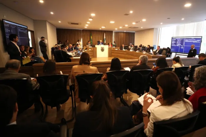 Projetos que autorizam empréstimos de US$ 150 milhões ao Poder Executivo avançam na CCJ, mas recebem pedido de vista na Comissão de Fi-nanças