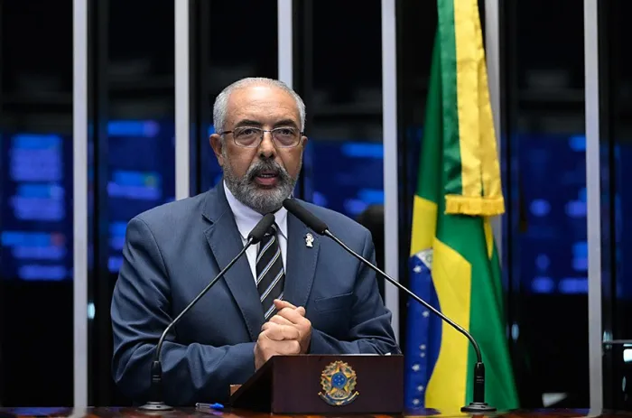Paim destaca dados sobre jornada de trabalho e defende fim da escala 6x1