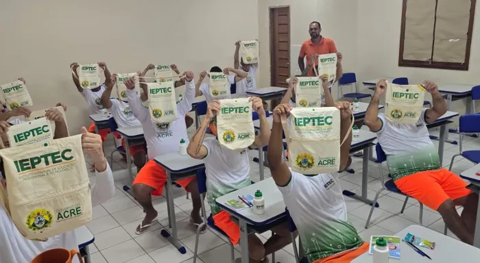 Iapen e Ieptec entregam kits profissionalizantes a detentos de Senador Guiomard