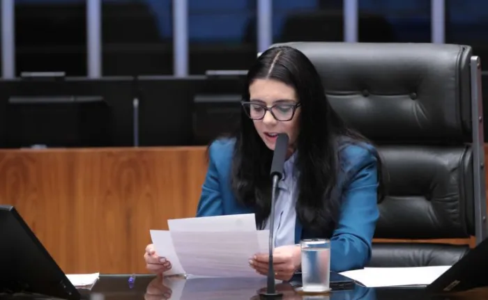 Comissão aprova exigência de comprovação de pagamento a profissionais de saúde