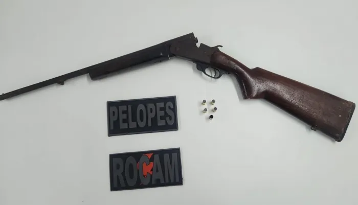 PM prende dois homens e apreende arma em Arapiraca e Santana do Ipanema