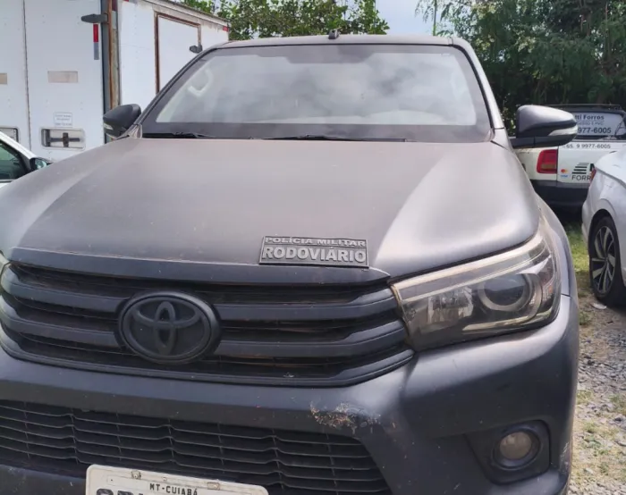 Polícia Militar prende dupla e recupera caminhonete roubada em propriedade rural