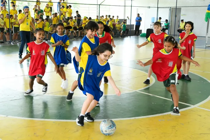 Alunos entram em quadra na Copinha da Creche-Escola Sementinha