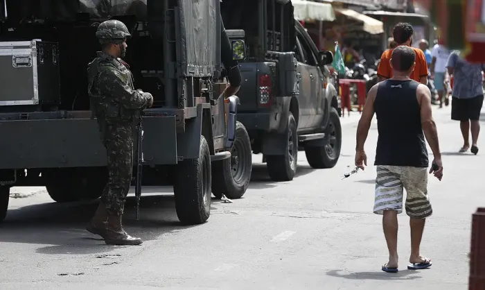 Polícia faz ação para cumprir 56 mandados de prisão na Maré, no Rio