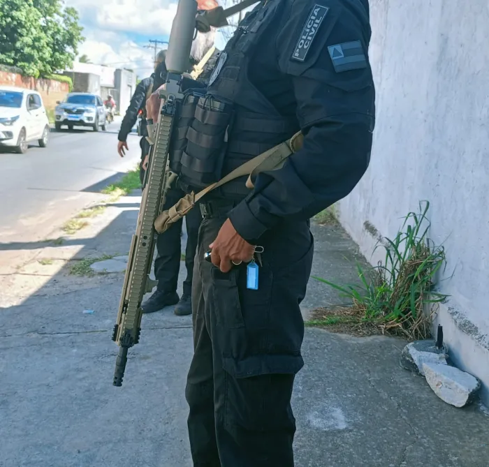 Ação integrada localiza foragido da Justiça e apreende arma de fogo em Serrinha