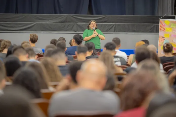 Professora da Texas Tech-EUA ministra palestra na UEPG