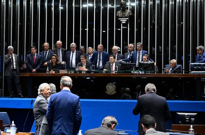 Junto à Mesa do Senado, senadores aguardam a votação simbólica do projeto - Foto: Carlos Moura/Agência Senado