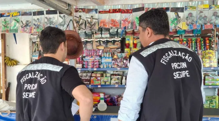 Procon Sergipe fiscaliza barracas de fogos de artifício na Coroa do Meio