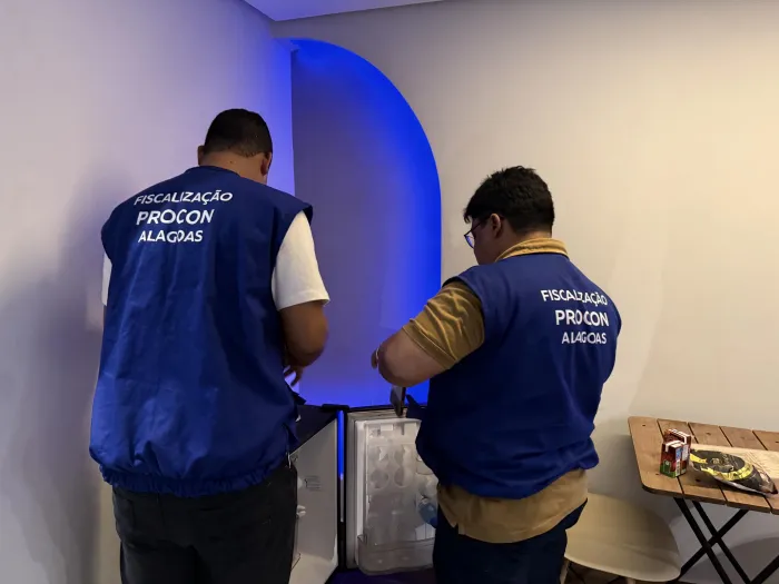 Durante as inspeções, os fiscais conferiram itens como a afixação das formas de pagamento aceitas pelo estabelecimento - Ascom Procon-AL