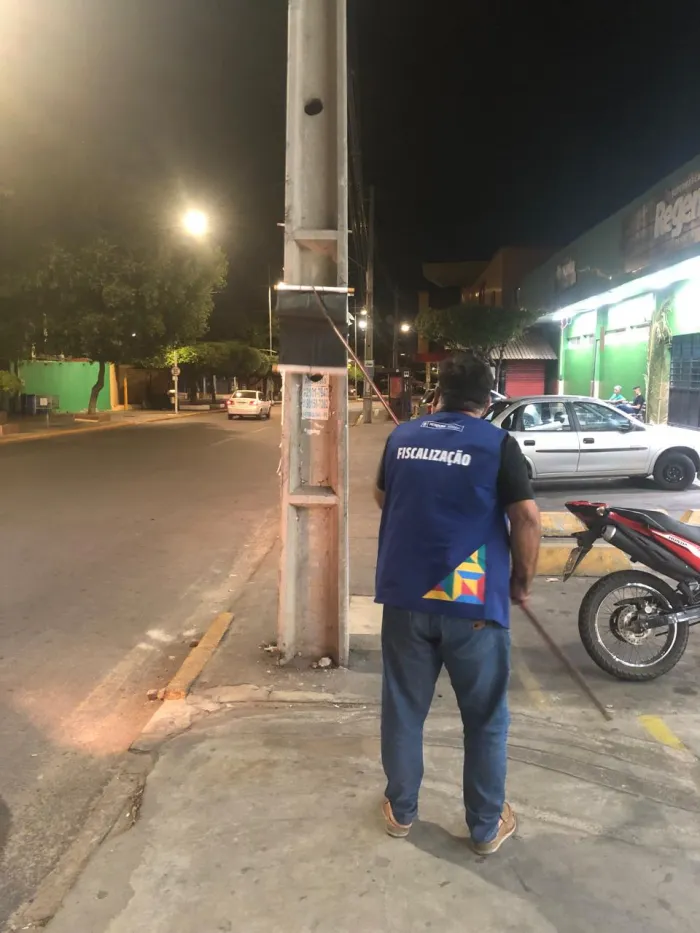 Fiscalização remove propagandas irregulares das ruas de Petrolina durante ação noturna