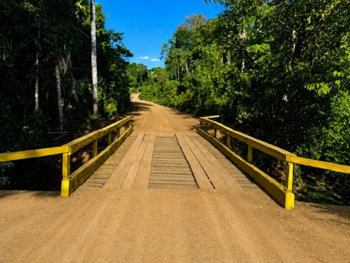 Foram concluídos os serviços de restauração de uma ponte de madeira sobre o rio Cajueiro localizada na RO-133, com 16 metros de extensão no município de Machadinho D’Oeste