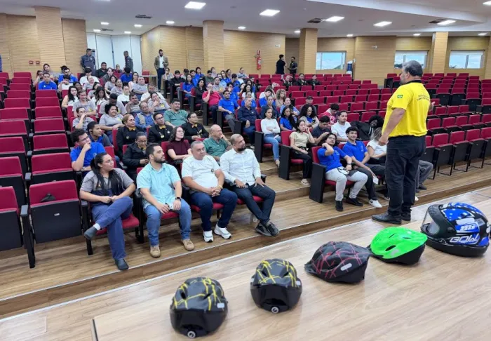  O agente de trânsito e professor da Escola Pública de Trânsito de Rondônia, Ruymar Pereira, conduziu uma palestra sobre segurança no trânsito e prevenção de acidentes (Foto: Antônio Lucas | Secom ALE/RO)
