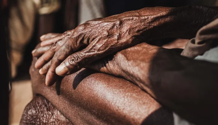  Respeitar a terceira idade é honrar a história e o alicerce das nossas famílias (Foto: Agência Brasil)