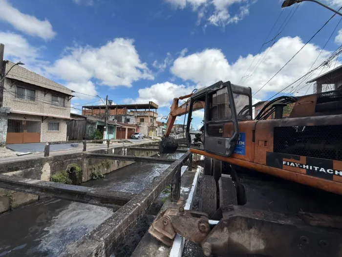 Dragagem no canal da Pirajá é intensificada para evitar alagamentos