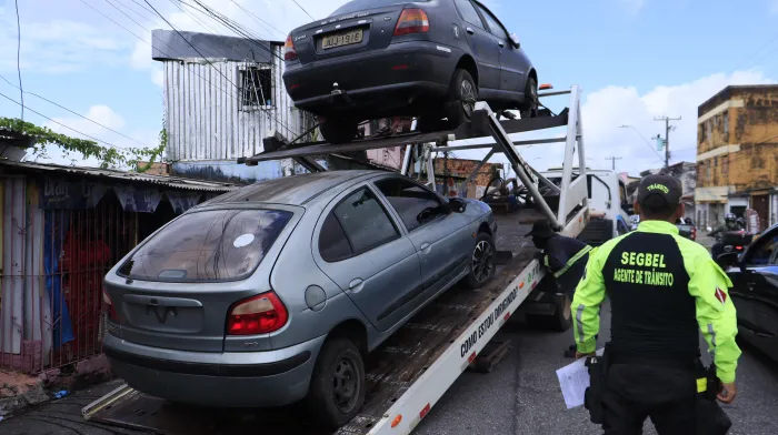 Prefeitura remove mais 300 veículos abandonados das ruas de Belém