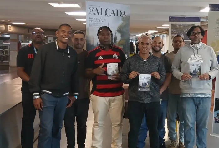 Revista com poesias de pessoas em situação de rua é distribuída na Biblioteca Parque