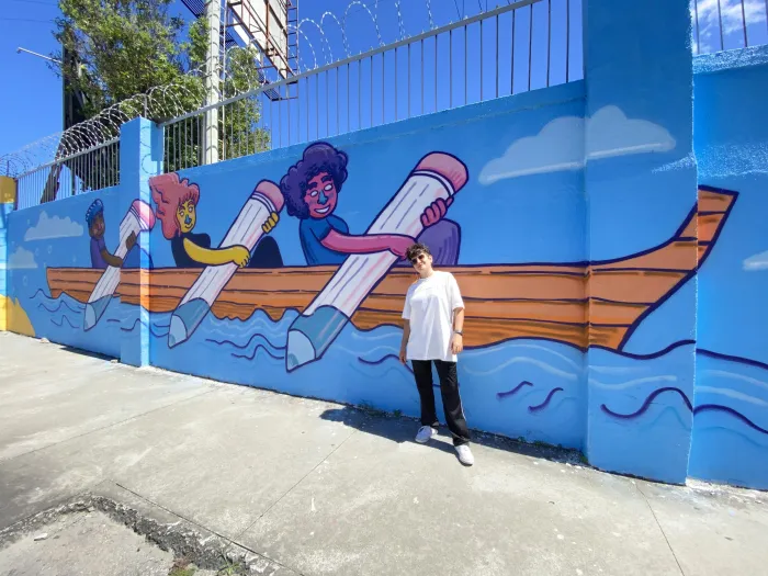 Projeto ‘Navegando pelo Saber’ transforma muro de escola estadual em painel de graffiti que celebra a educação e a diversidade