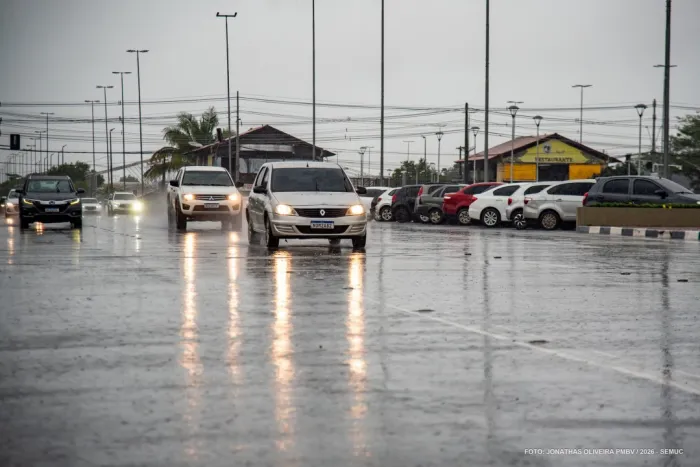 Motoristas devem redobrar cuidados nas vias durante o período chuvoso, orienta SMTRAN