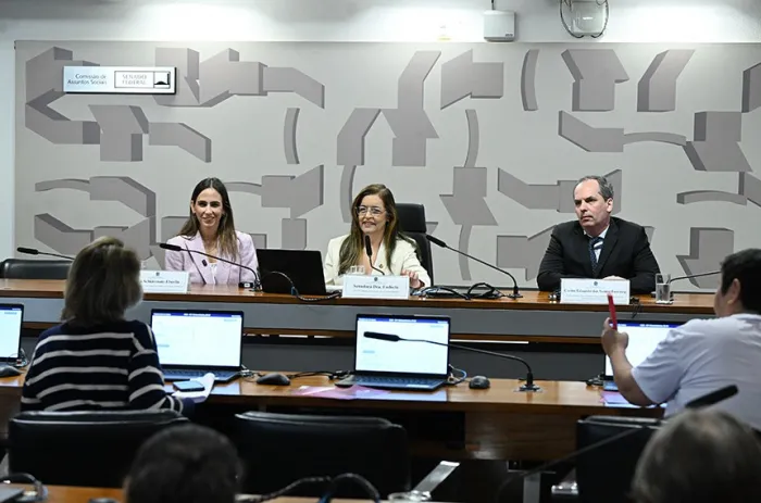 A senadora Dra. Eudócia (C) comandou o debate - Foto: Geraldo Magela/Agência Senado